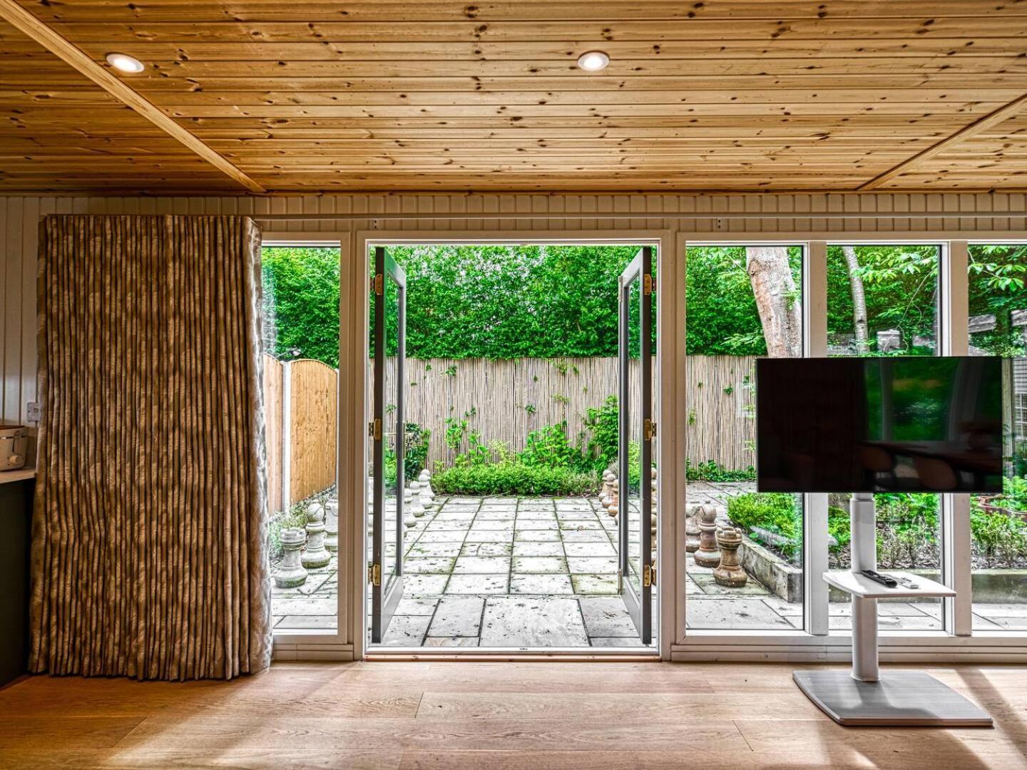 Garden In Hidden Oasis Pass The Keys Holiday home Manchester