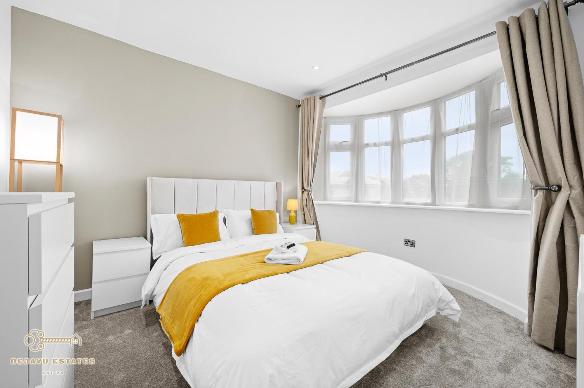 Entire Modern & Spacious 3bdr In Right Next To Coop Live & Ethiad