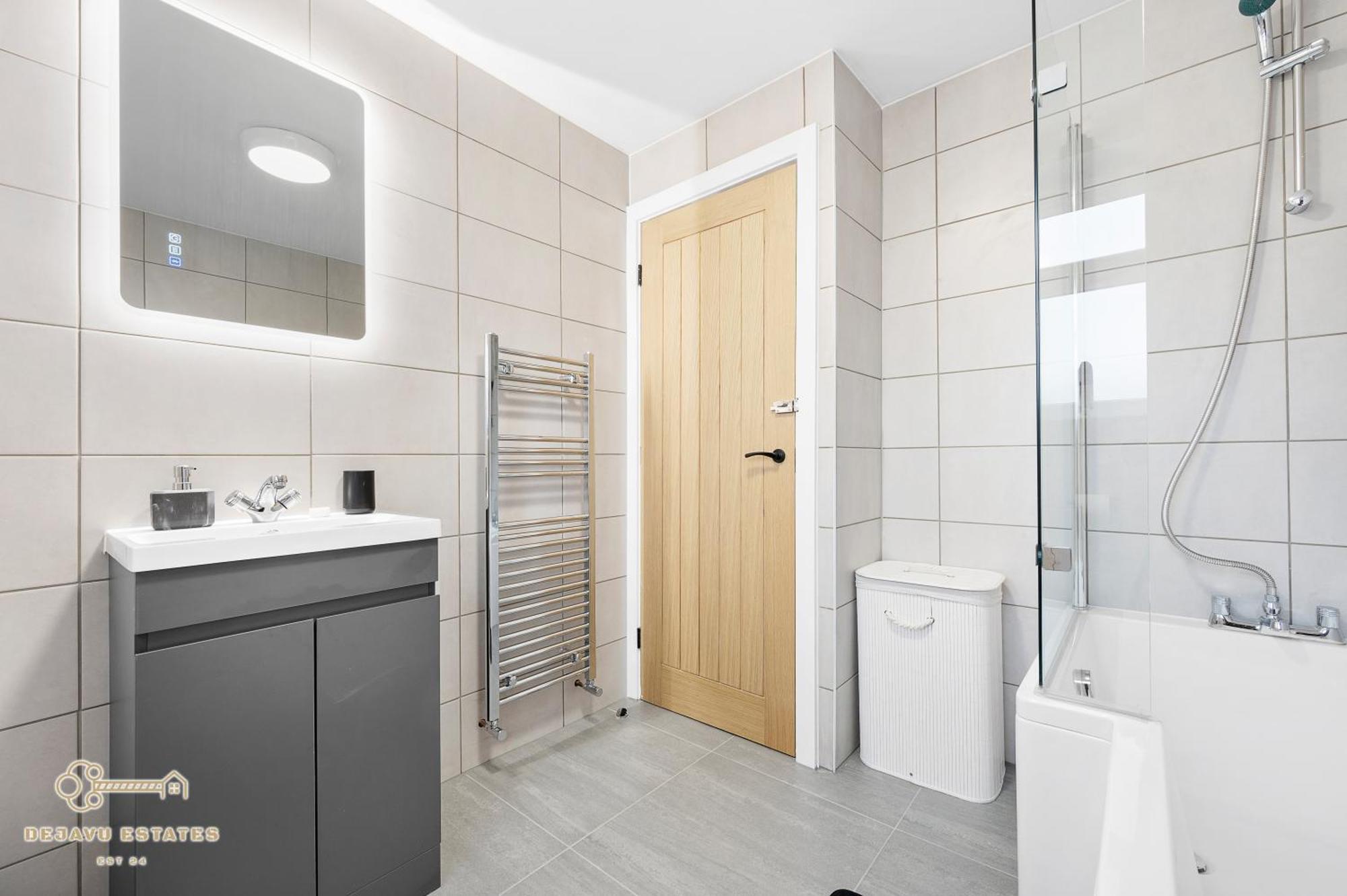 Entire Modern & Spacious 3bdr In Right Next To Coop Live & Ethiad Holiday home Manchester