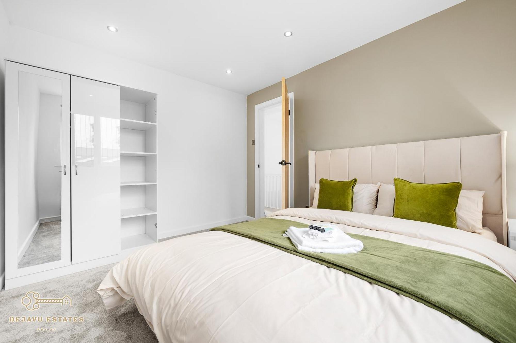 Entire Modern & Spacious 3bdr In Right Next To Coop Live & Ethiad * Manchester
