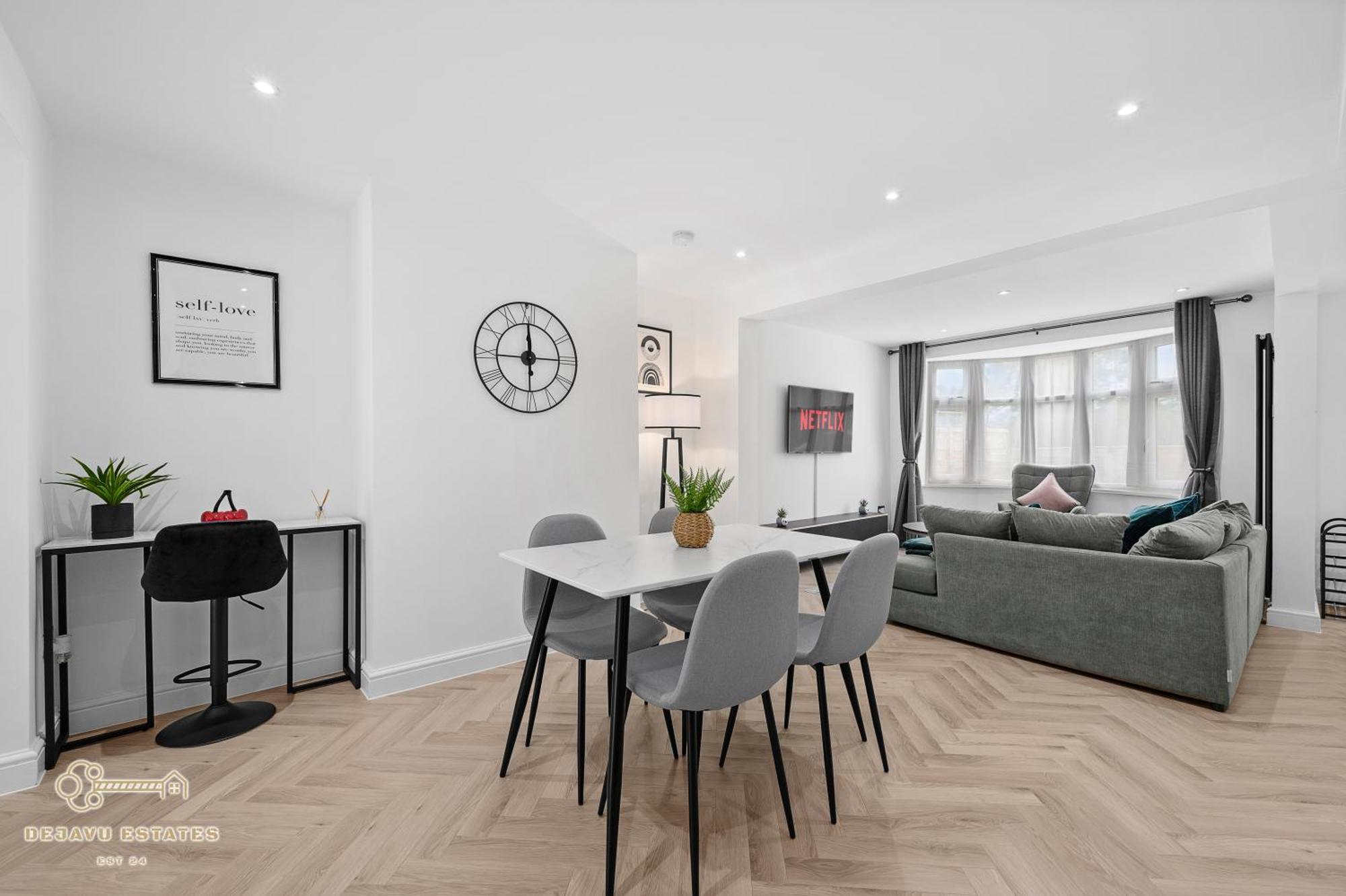 Entire Modern & Spacious 3bdr In Right Next To Coop Live & Ethiad Manchester