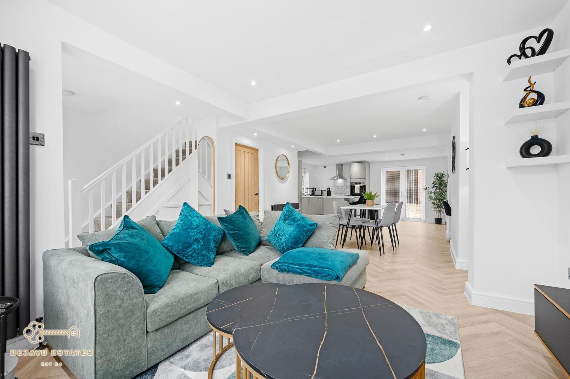 Holiday home Entire Modern & Spacious 3bdr In Right Next To Coop Live & Ethiad Manchester