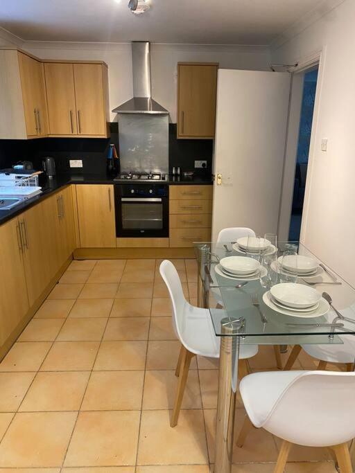Cosy 4br In Prestwich With Free Parking *