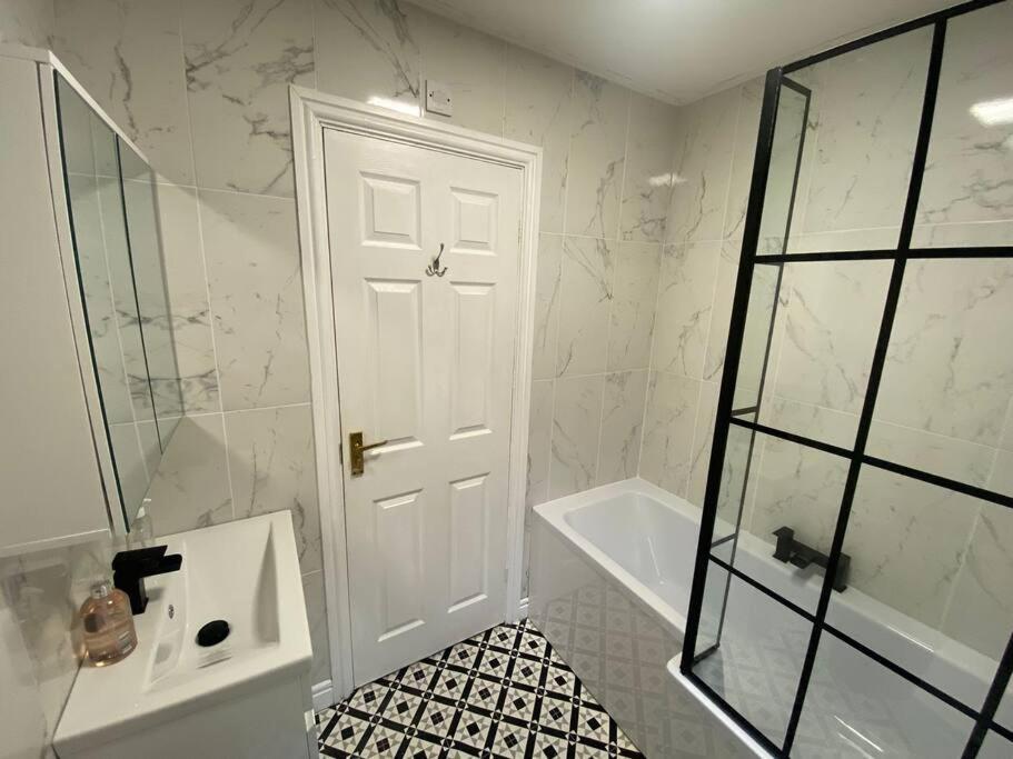 Cosy 4br In Prestwich With Free Parking * Manchester
