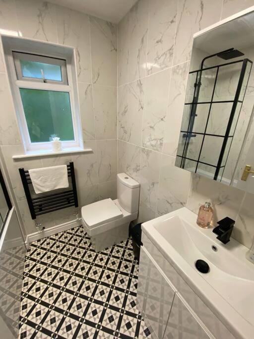 Holiday home Cosy 4br In Prestwich With Free Parking