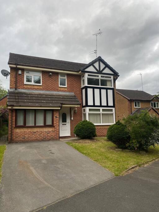 Cosy 4br In Prestwich With Free Parking *