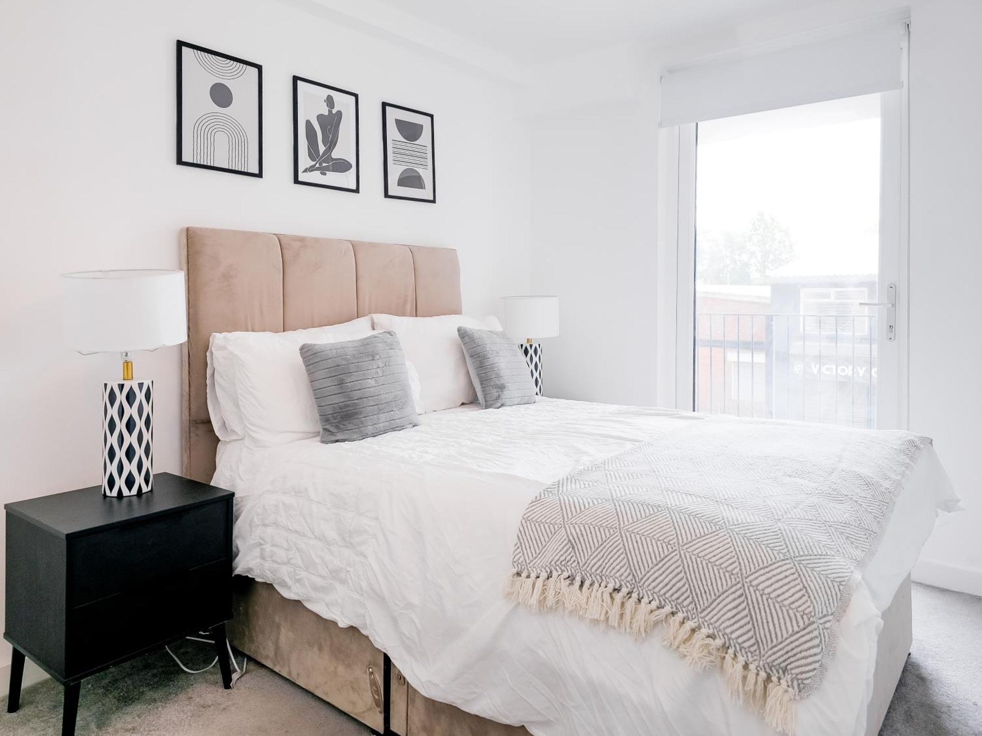 Cosy 2 Bed 2 Bath With Balcony In Salford *