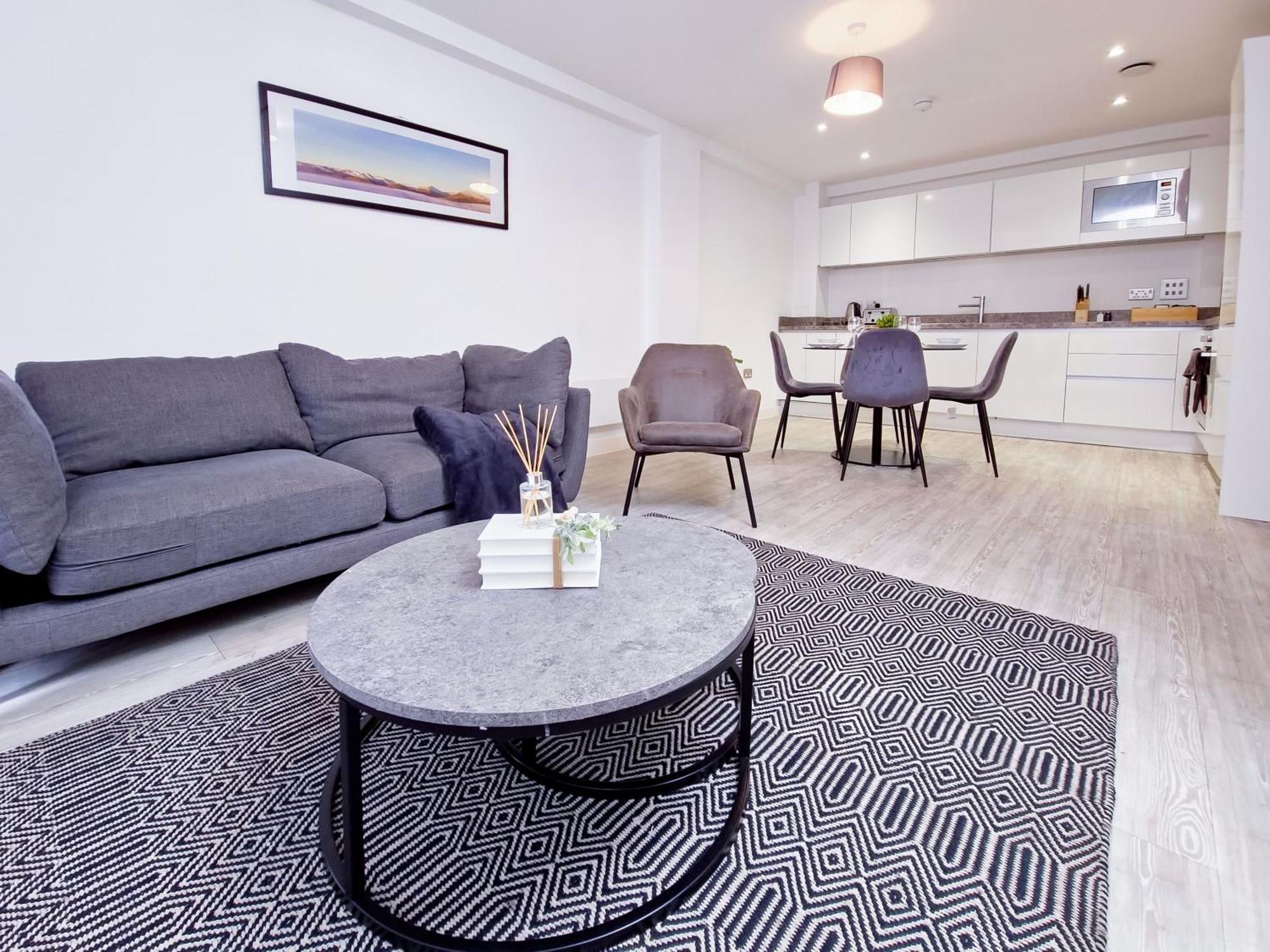 Cosy 2 Bed 2 Bath With Balcony In Salford