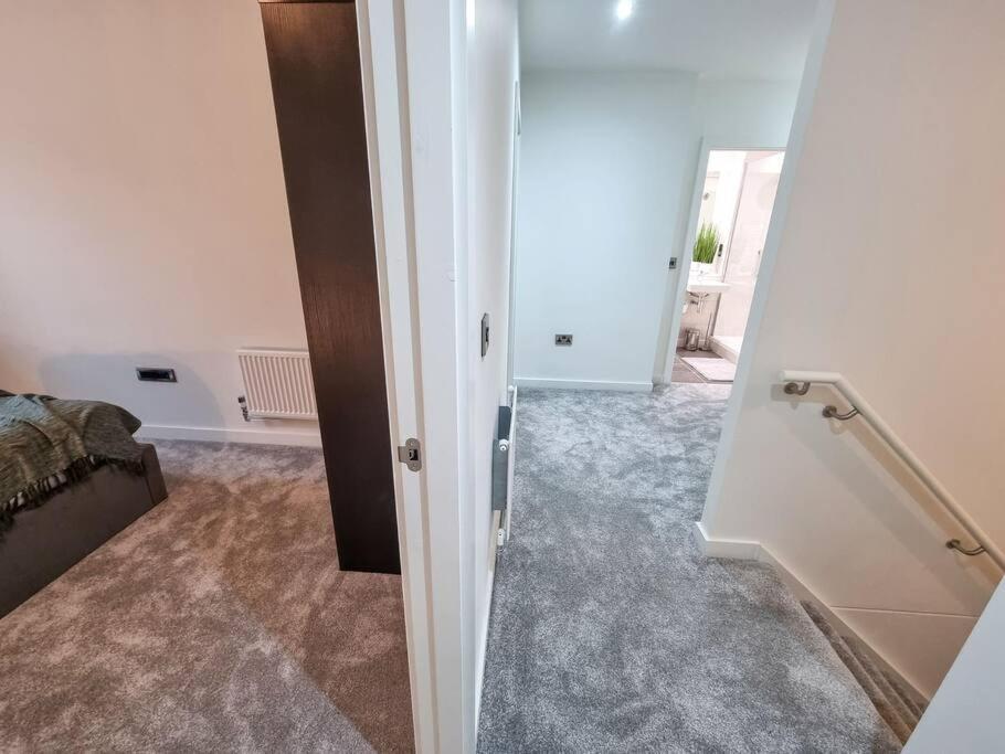 Stunning 4-bedroom Townhouse With Free Parking Manchester