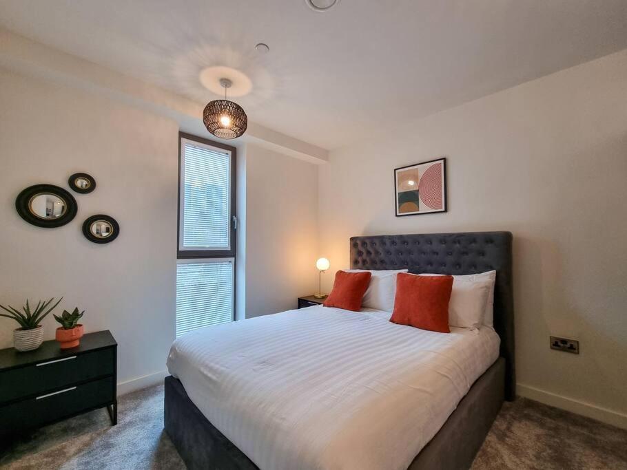 Stunning 4-bedroom Townhouse With Free Parking *
