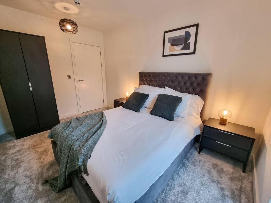 Stunning 4-bedroom Townhouse With Free Parking