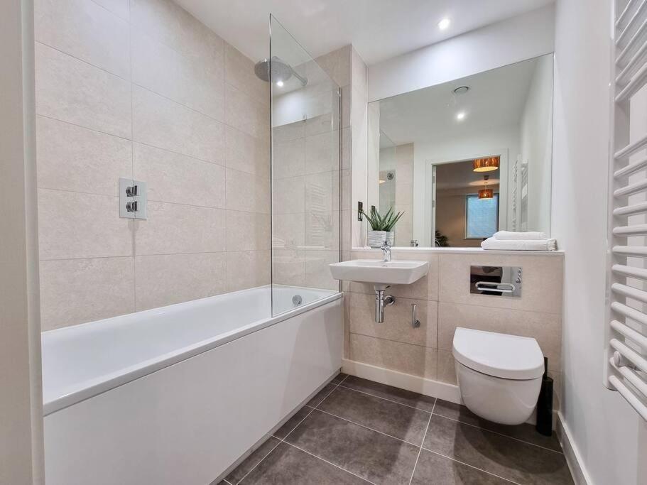 Stunning 4-bedroom Townhouse With Free Parking