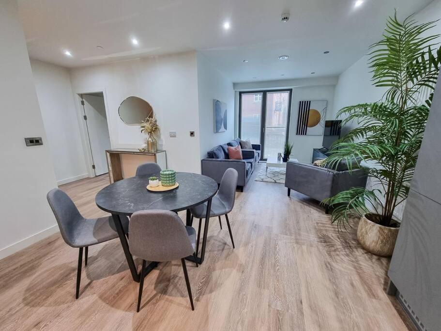 Stunning 4-bedroom Townhouse With Free Parking Manchester