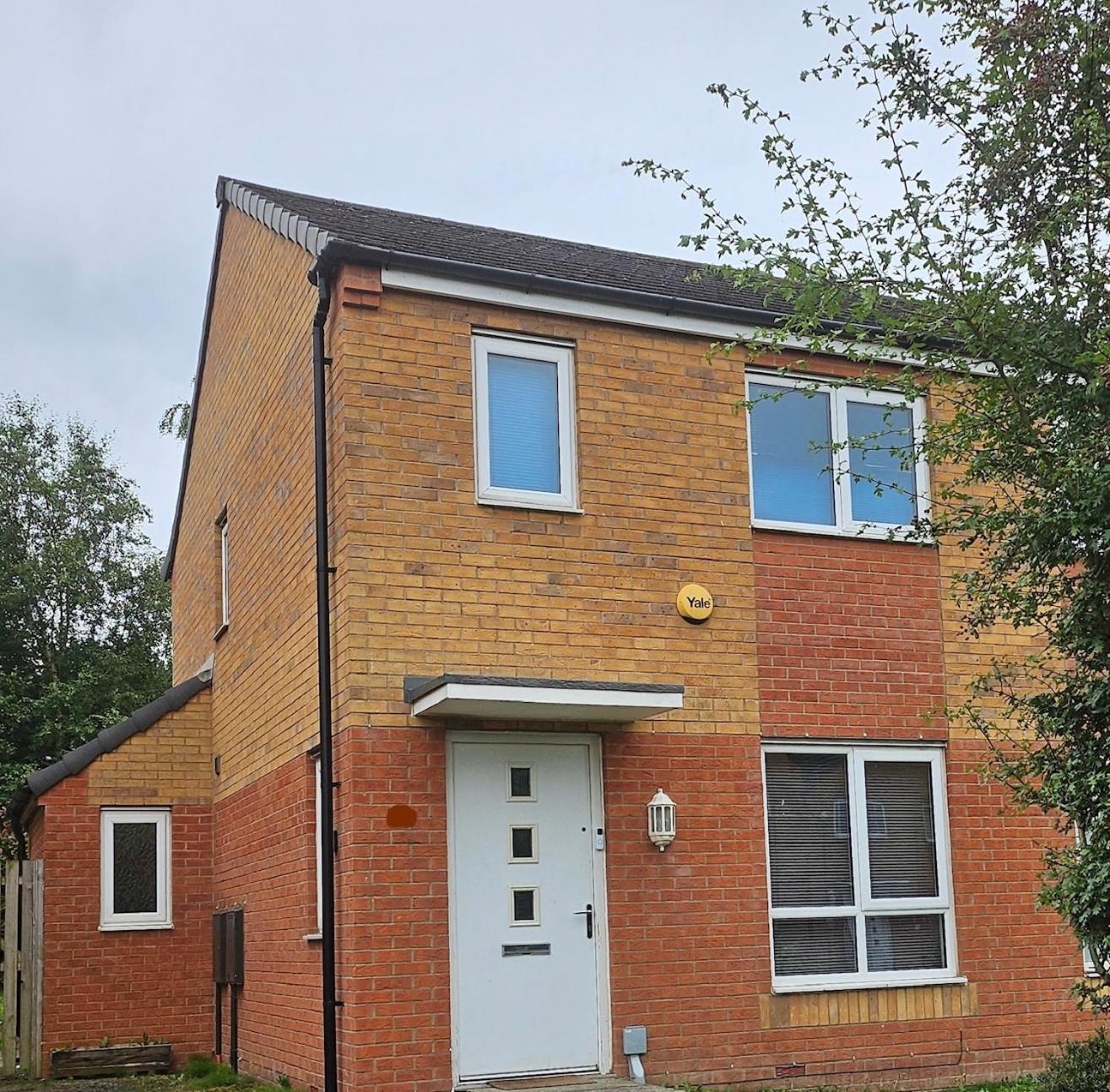 Modern 2 Bed With Driveway Near Coop Live & Etihad Stadium , Sleeps 5 , Self Checkin And Free Parking Holiday home *