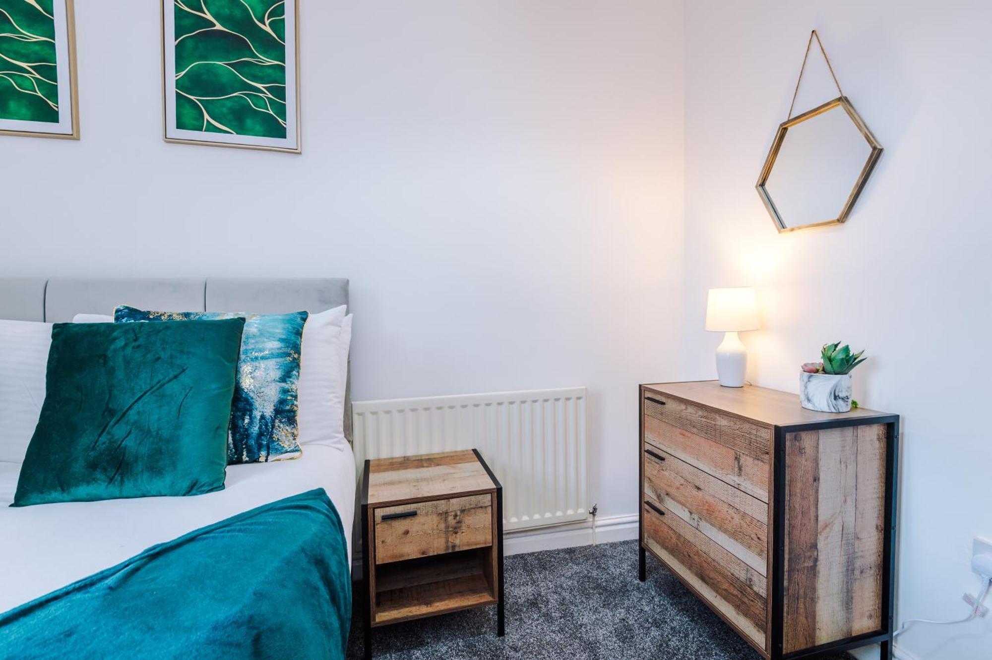 Sleek And Stylish 3 Bedroom Holiday home Manchester