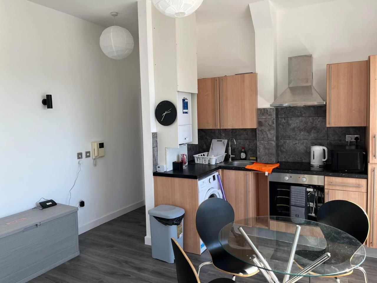 Lovely 2-bed In Apartment *