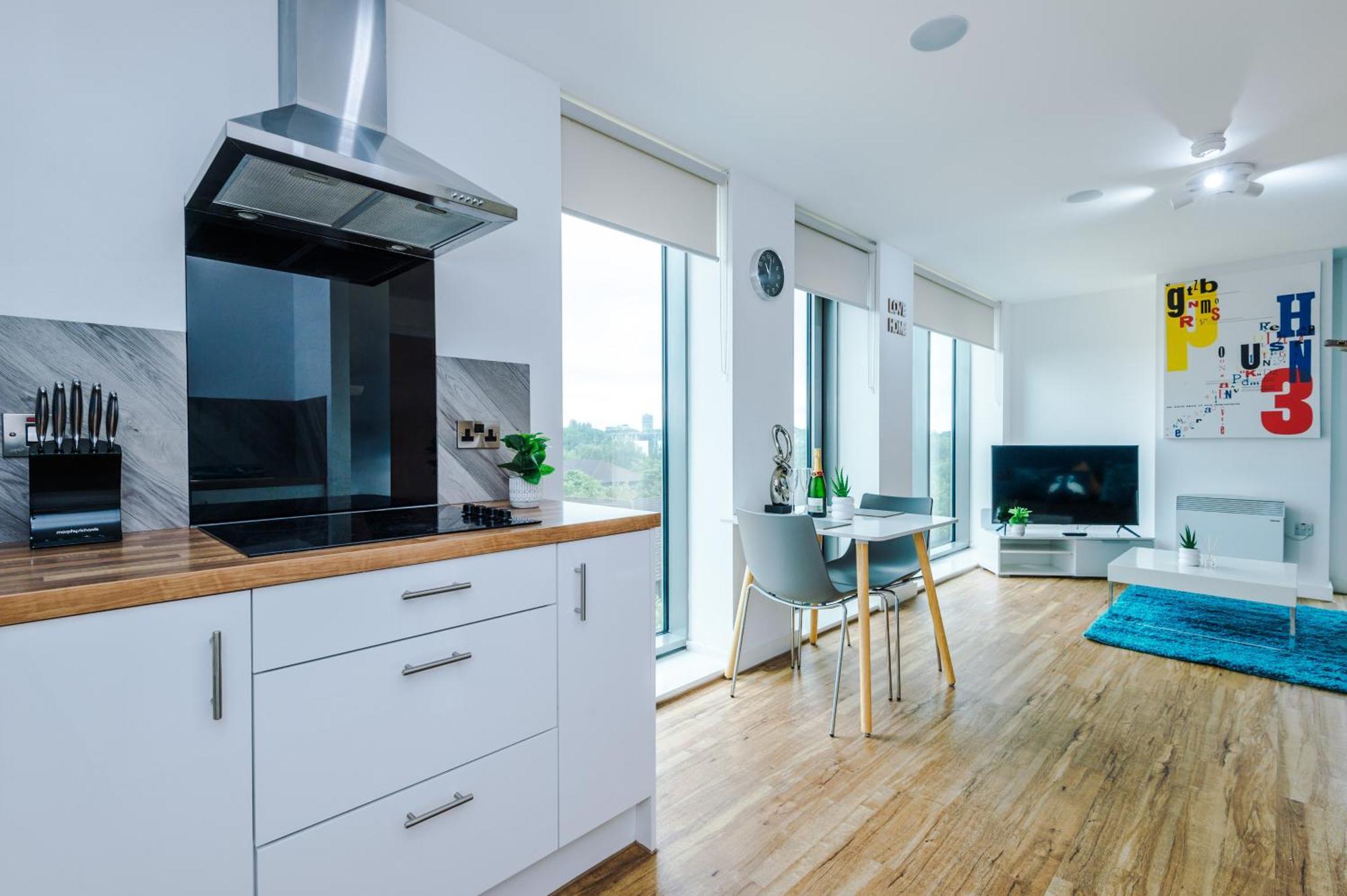 Lux Livin' - Luxury 2 Bed With Skyline View & 24 Hour Gym Apartment *
