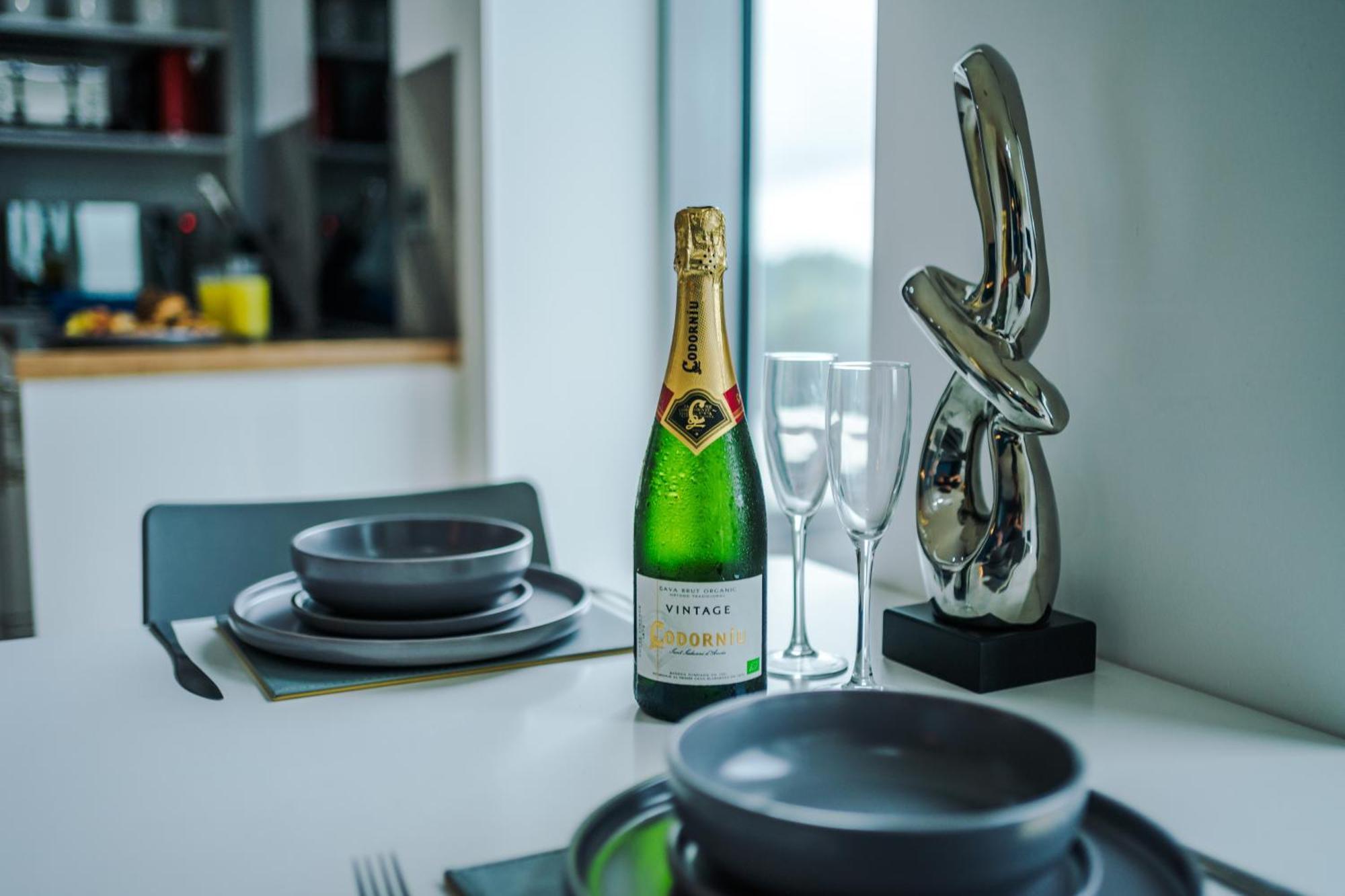 Lux Livin' - Luxury 2 Bed With Skyline View & 24 Hour Gym Apartment