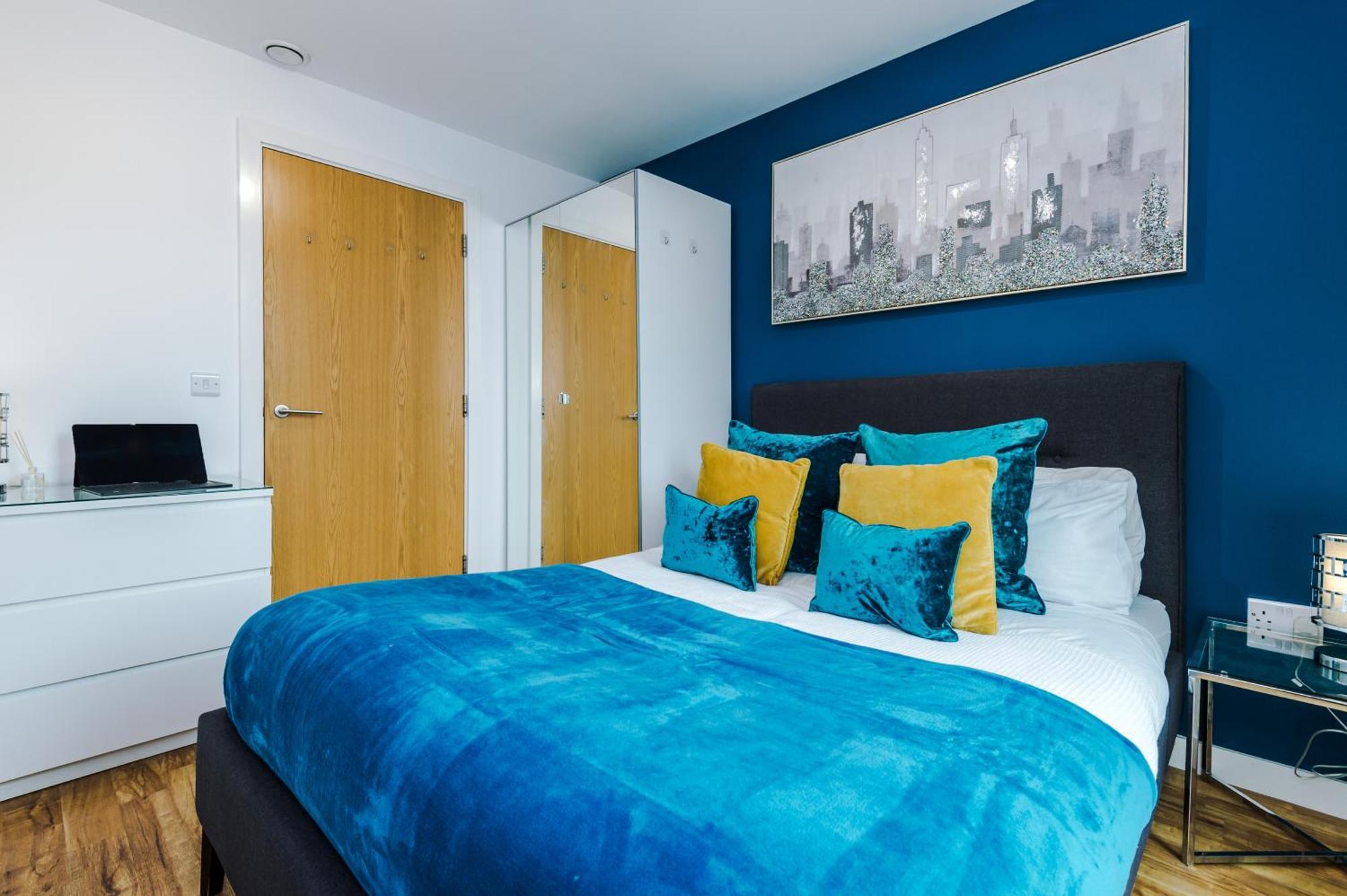 Lux Livin' - Luxury 2 Bed With Skyline View & 24 Hour Gym Apartment *