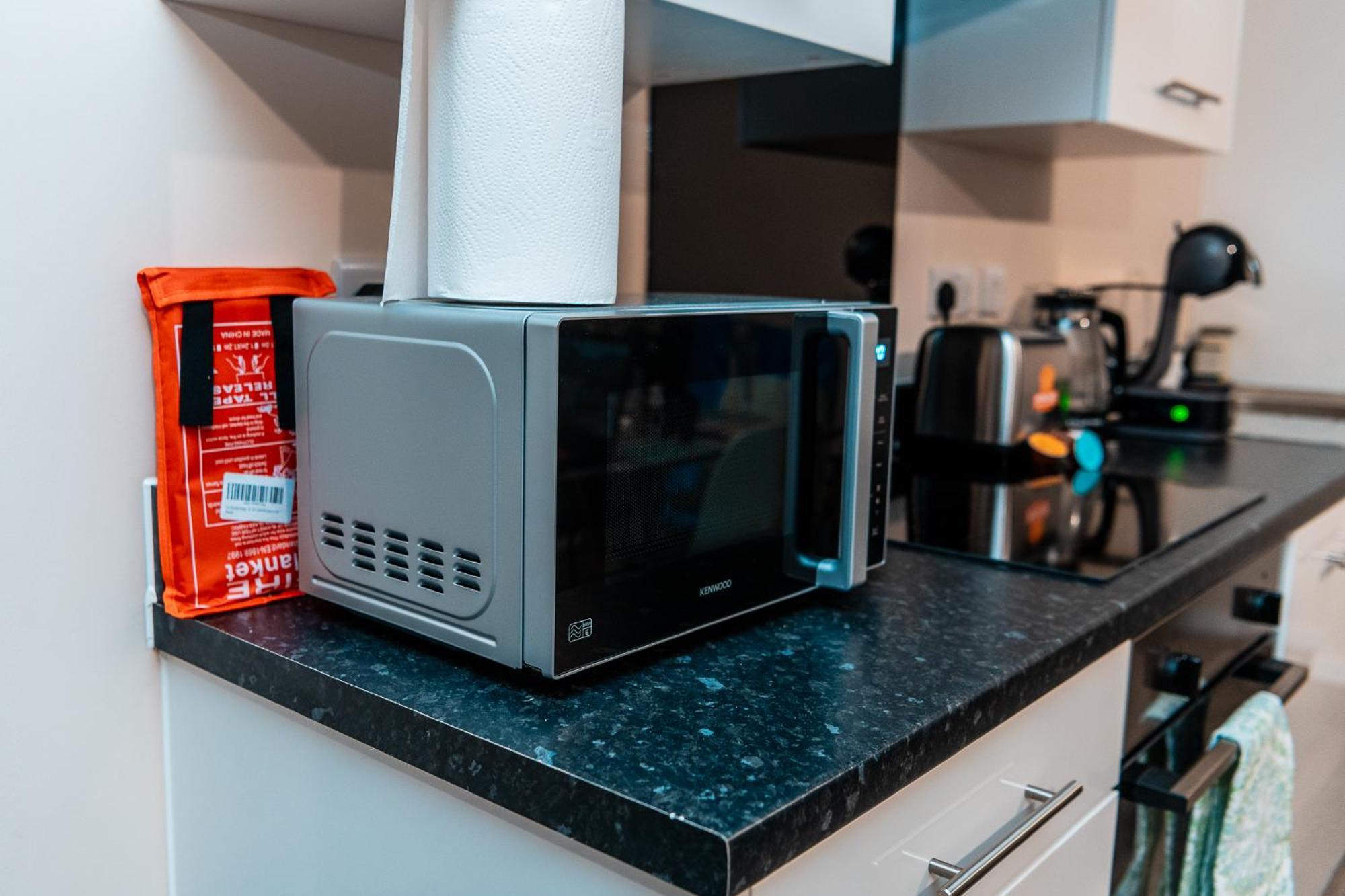 Entire 2 Bedroom And 2 Bathroom In -free Underground Parking *