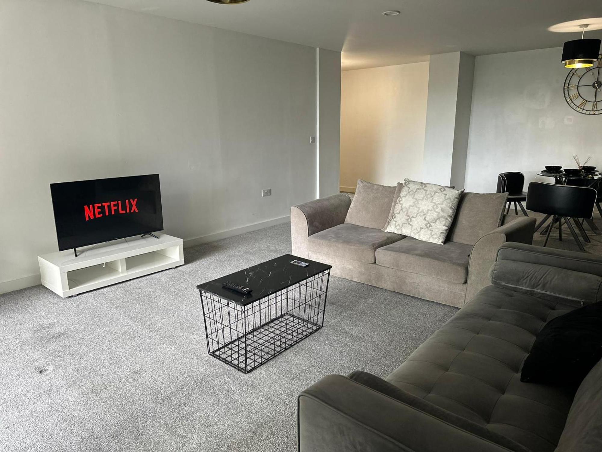 Stunning 2bd With River View 5min To Centre Apartment