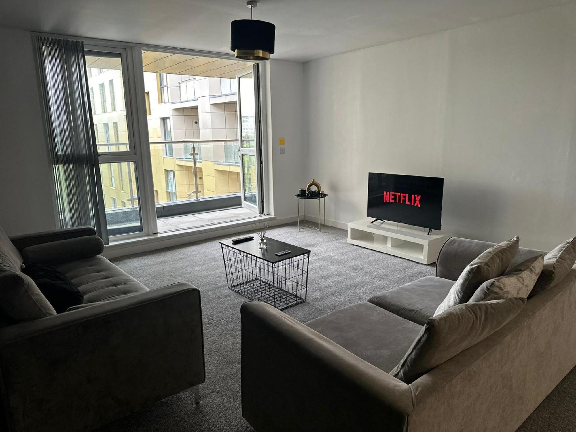 Stunning 2bd With River View 5min To Centre *