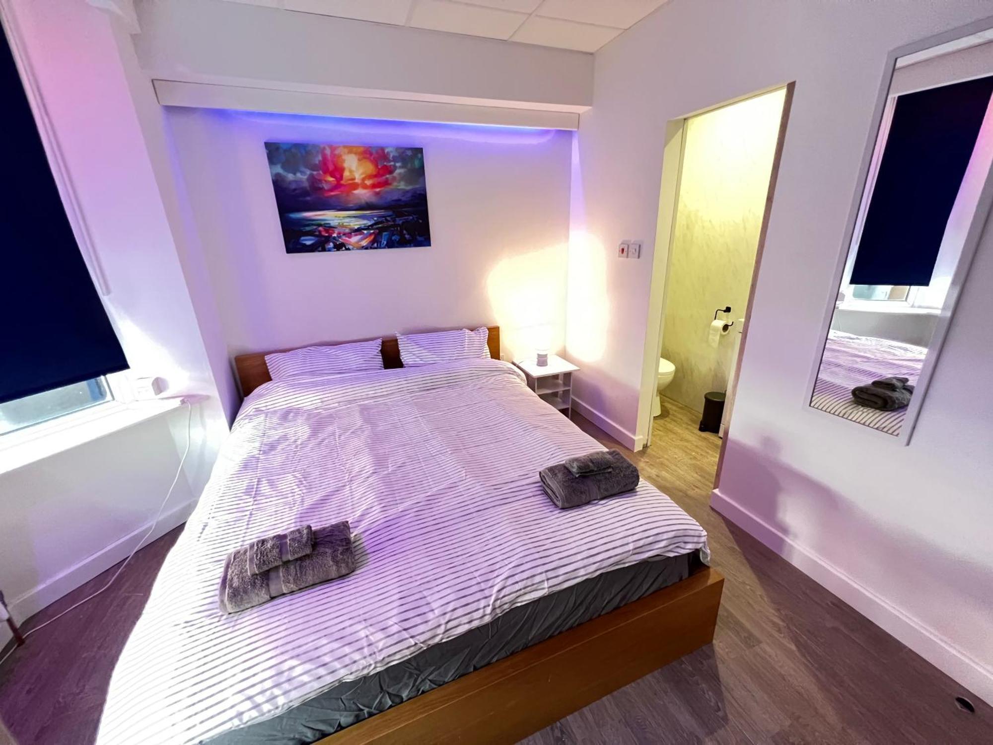 Lux Super King Private Bath Mediacity, Mufc, Salford Homestay Manchester