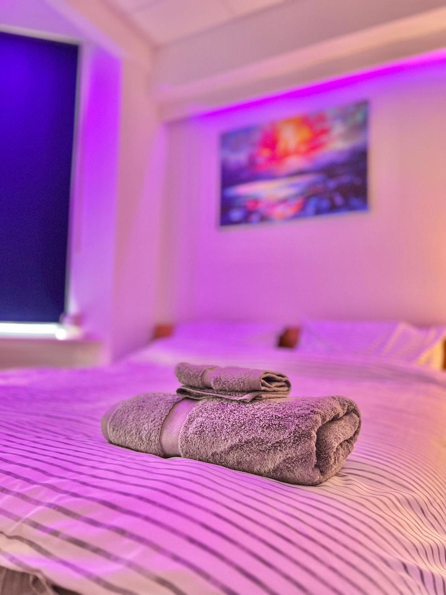 Lux Super King Private Bath Mediacity, Mufc, Salford