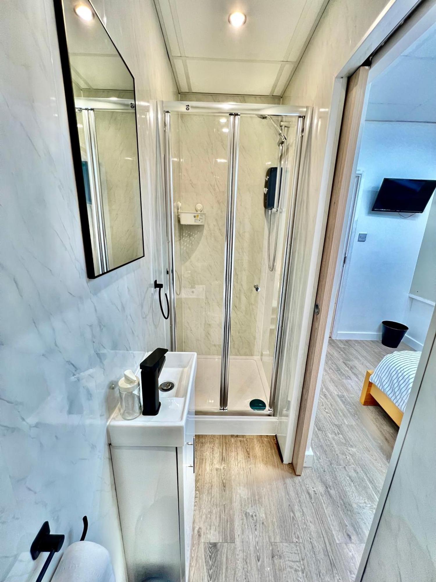 Lux Super King Private Bath Mediacity, Mufc, Salford Homestay Manchester