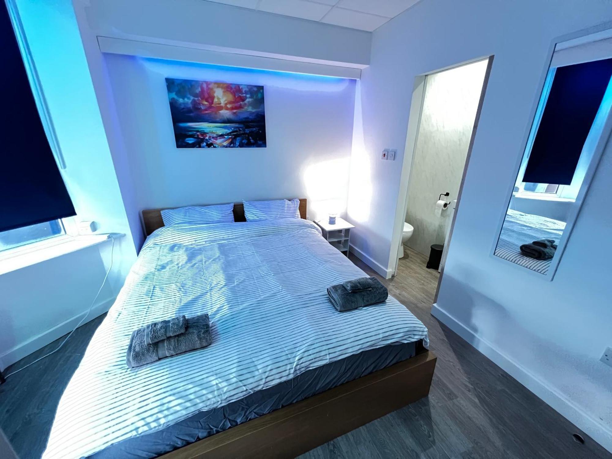 Lux Super King Private Bath Mediacity, Mufc, Salford