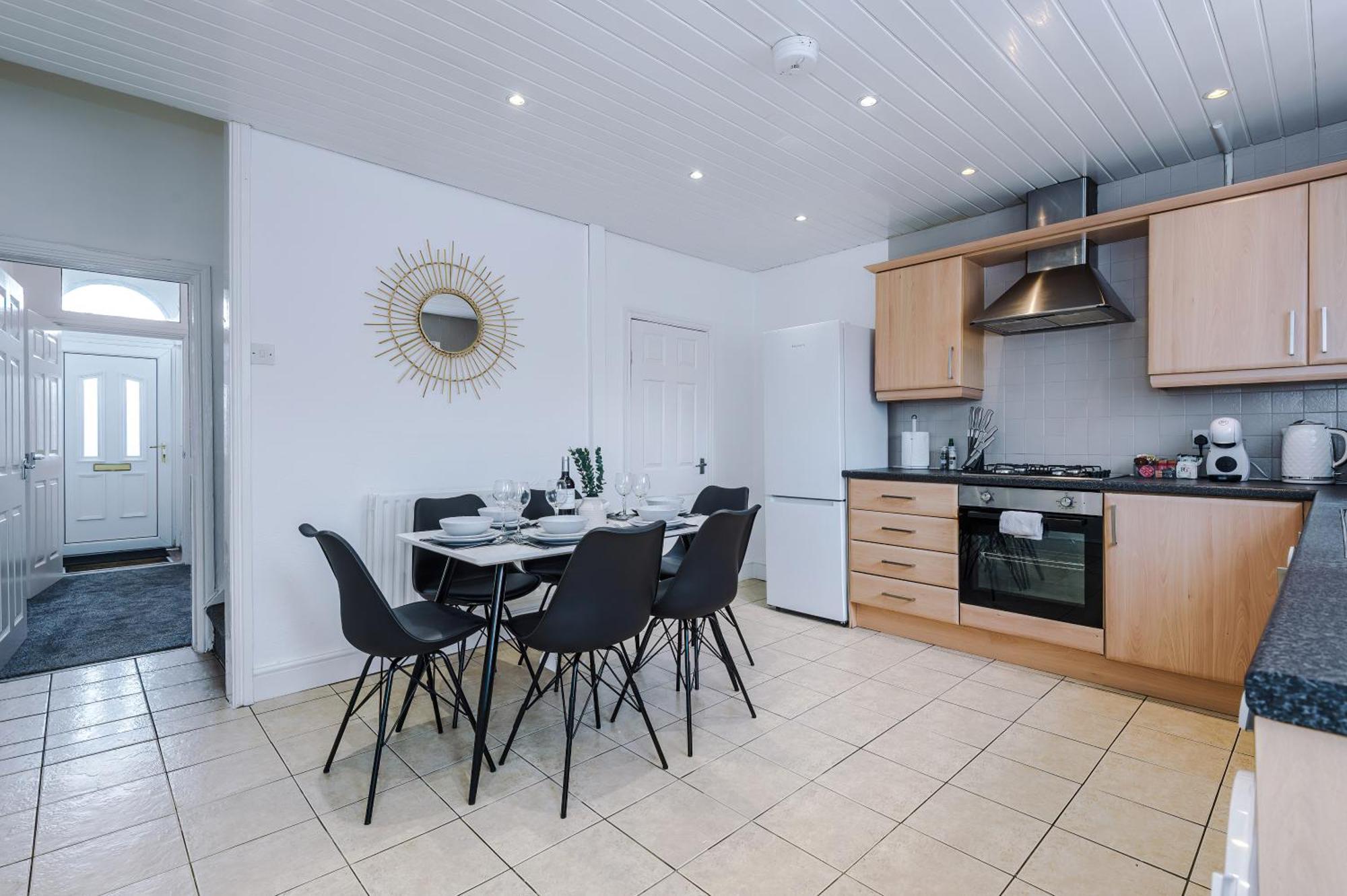 New! Modern 2-bed House In By 53 Degrees Property, Ideal For Business & Contractors - Sleeps 7! *