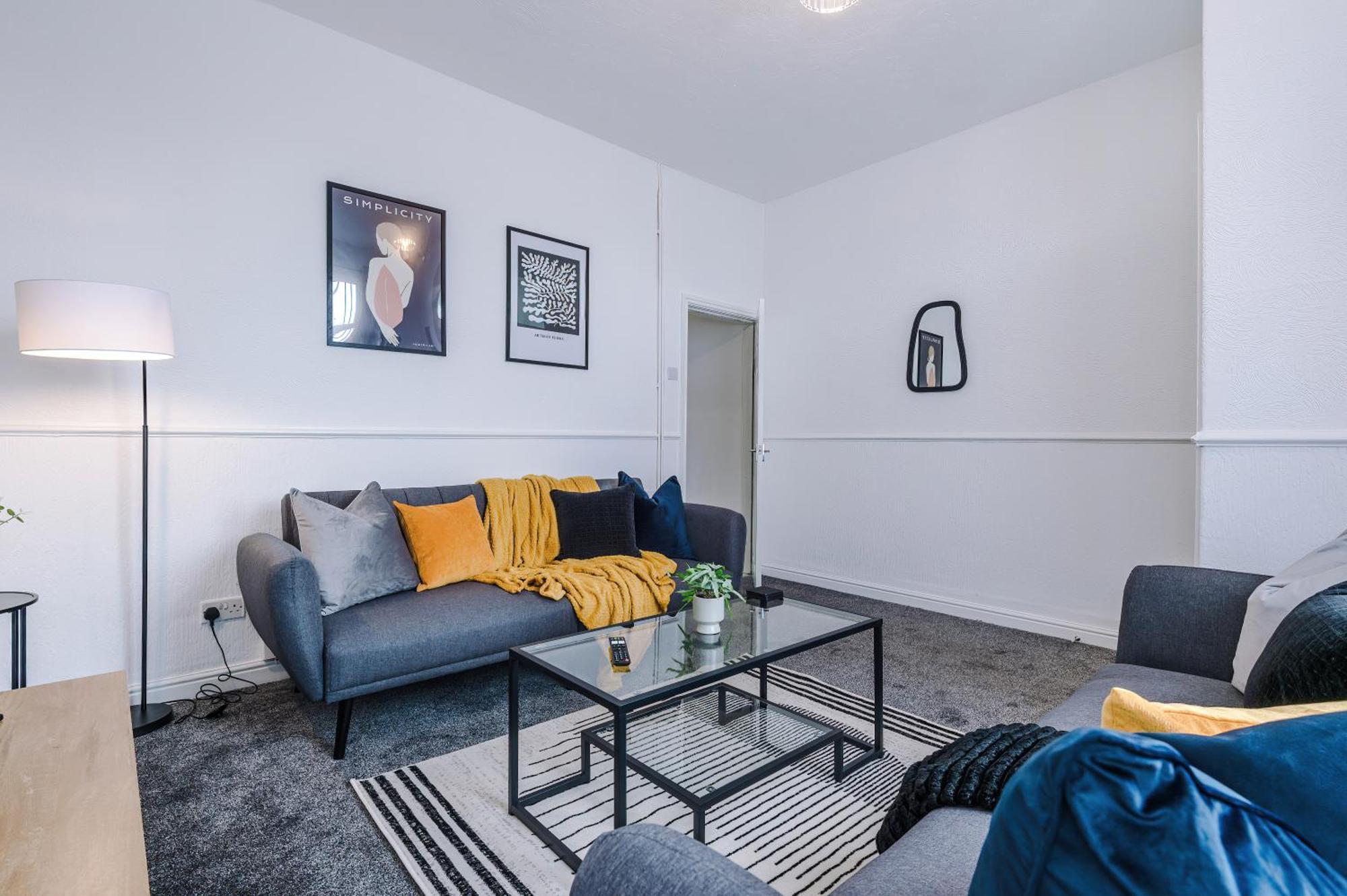 New! Modern 2-bed House In By 53 Degrees Property, Ideal For Business & Contractors - Sleeps 7! Holiday home Manchester