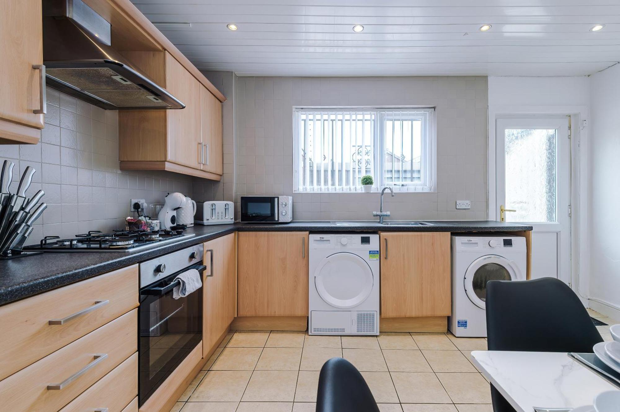 New! Modern 2-bed House In By 53 Degrees Property, Ideal For Business & Contractors - Sleeps 7! Holiday home