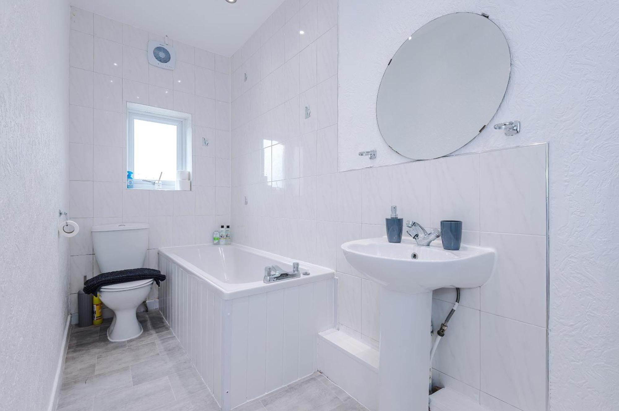 New! Modern 2-bed House In By 53 Degrees Property, Ideal For Business & Contractors - Sleeps 7! Holiday home *
