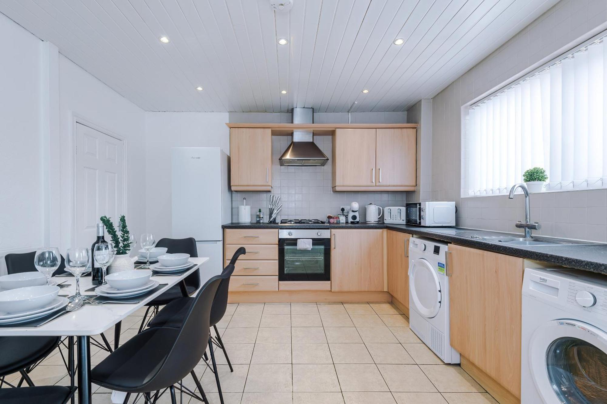 New! Modern 2-bed House In By 53 Degrees Property, Ideal For Business & Contractors - Sleeps 7! Holiday home Manchester