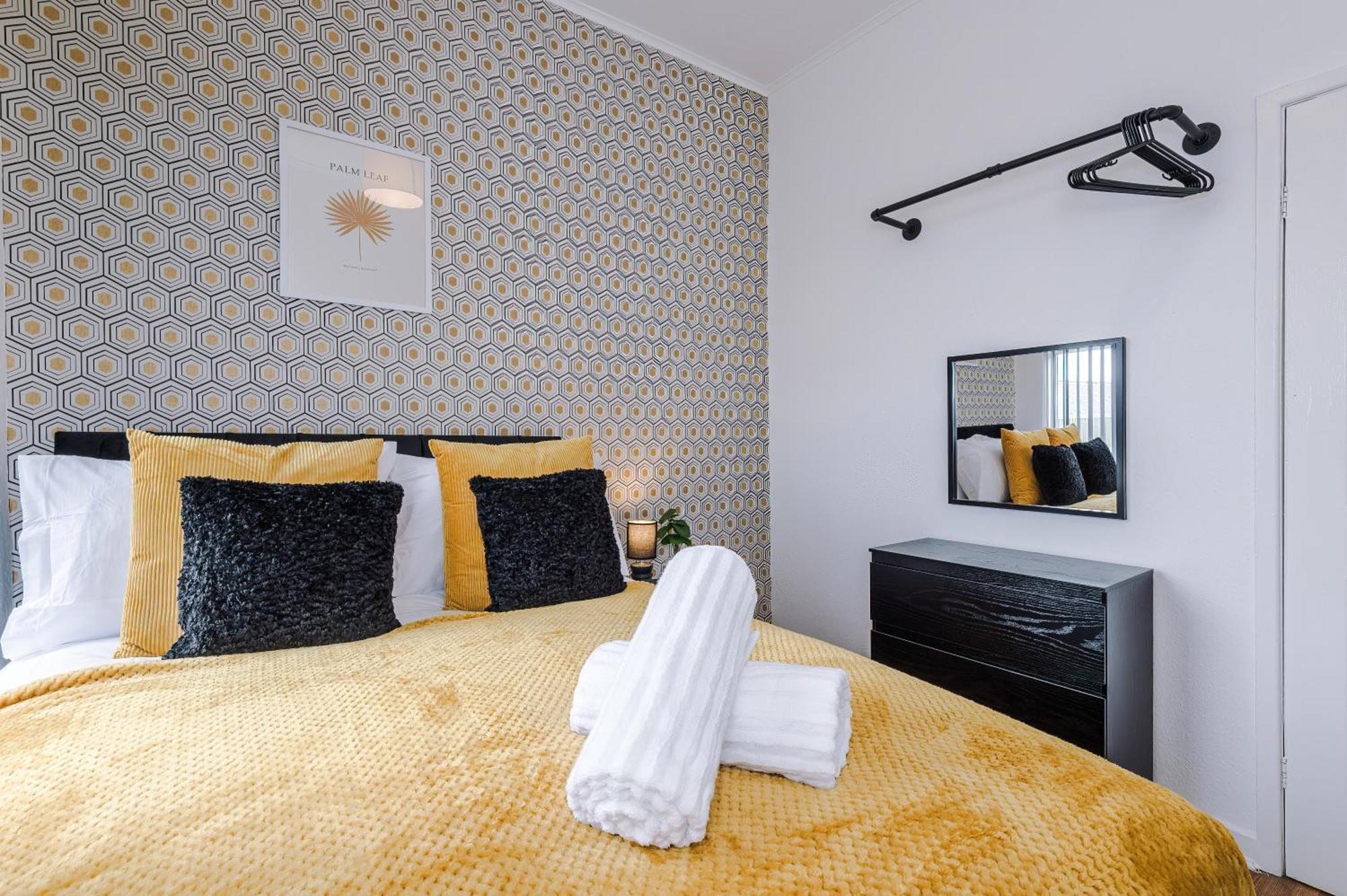 New! Modern 2-bed House In By 53 Degrees Property, Ideal For Business & Contractors - Sleeps 7!