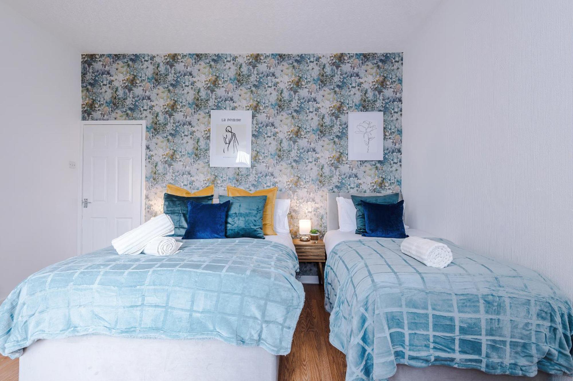 New! Modern 2-bed House In By 53 Degrees Property, Ideal For Business & Contractors - Sleeps 7! Holiday home