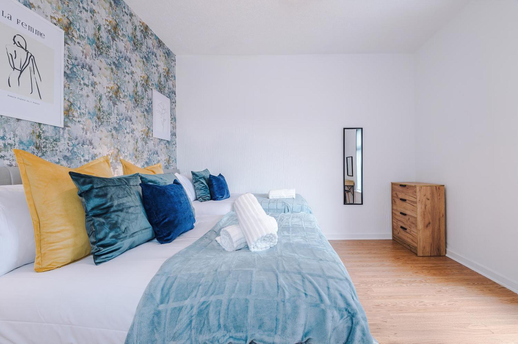 New! Modern 2-bed House In By 53 Degrees Property, Ideal For Business & Contractors - Sleeps 7! *