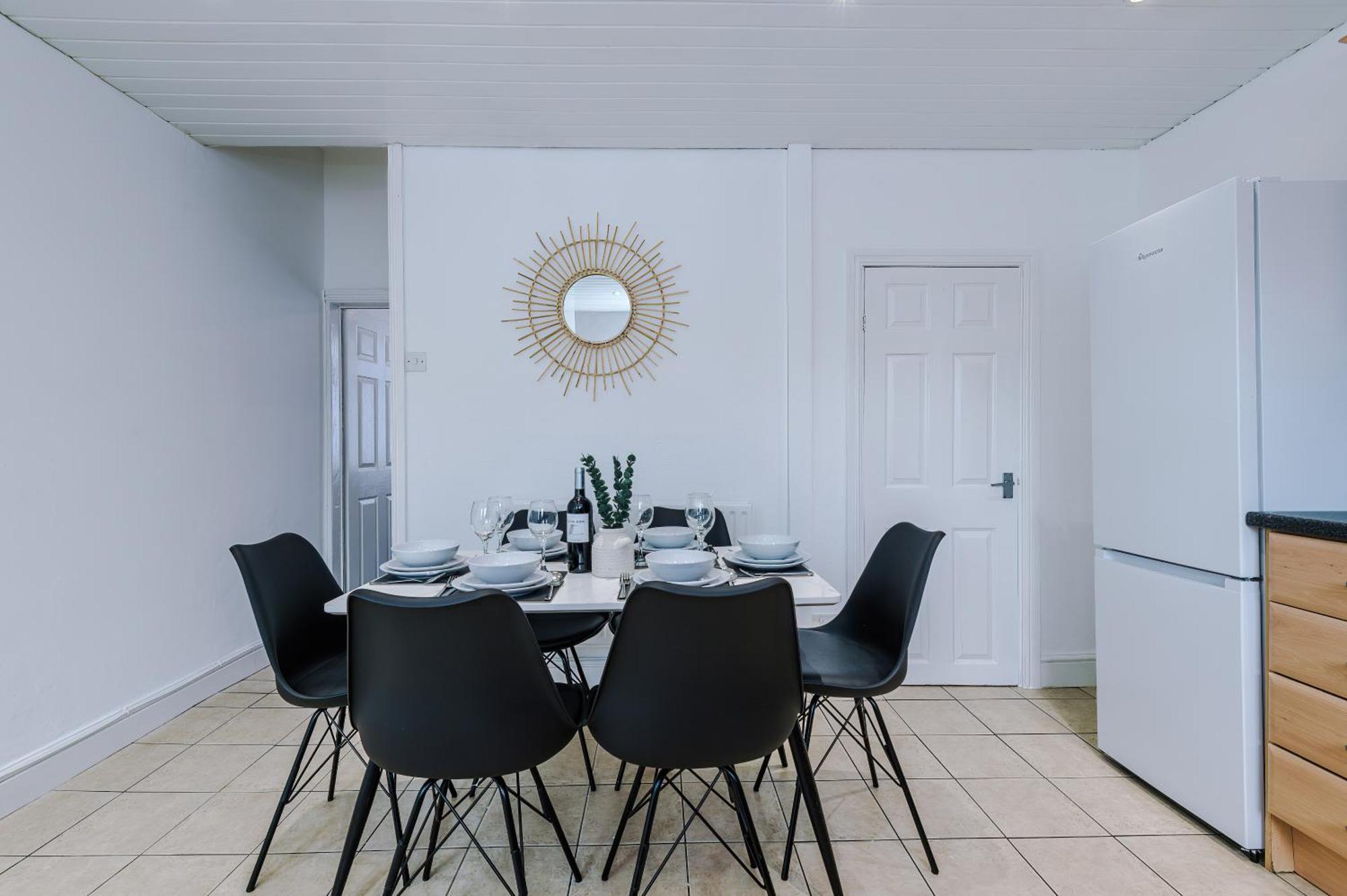 New! Modern 2-bed House In By 53 Degrees Property, Ideal For Business & Contractors - Sleeps 7!