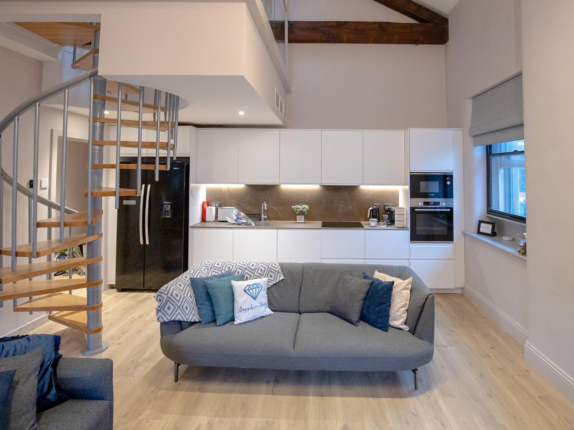 M1 Centre 3 Bed 3 Bath Luxe Penthouse Apartment *
