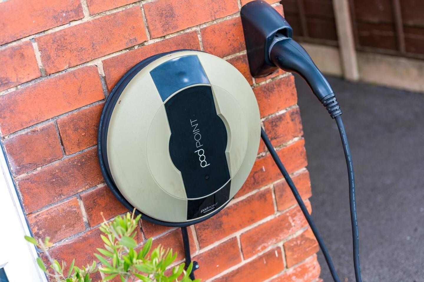 Pass The Keys Picture Perfect Haven In Didsbury Village - Free Parking & Ev Station *