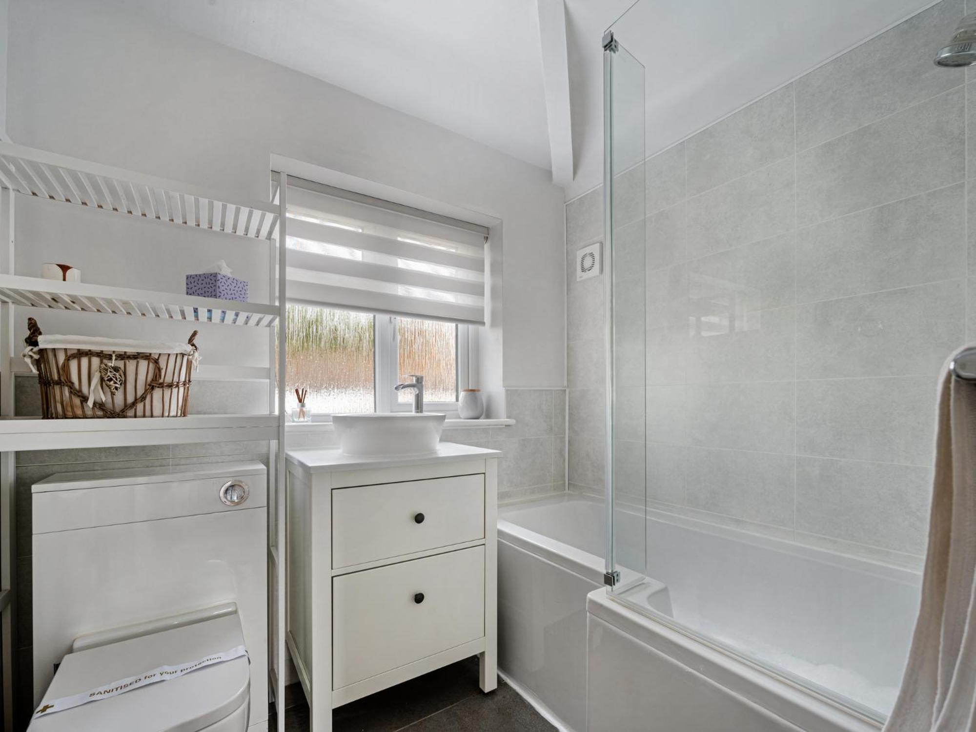 Pass The Keys Picture Perfect Haven In Didsbury Village - Free Parking & Ev Station Holiday home