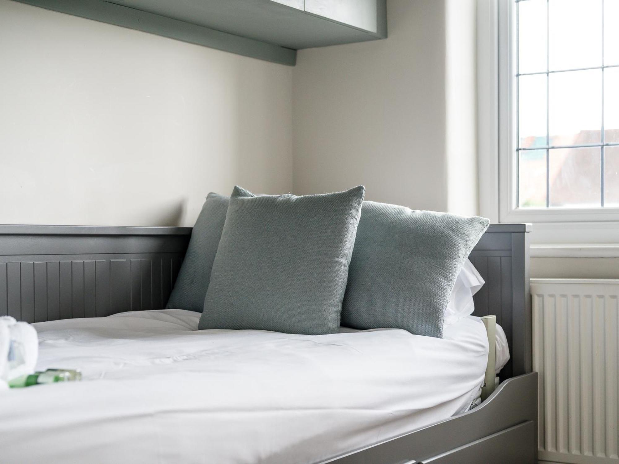 Pass The Keys Picture Perfect Haven In Didsbury Village - Free Parking & Ev Station Holiday home *