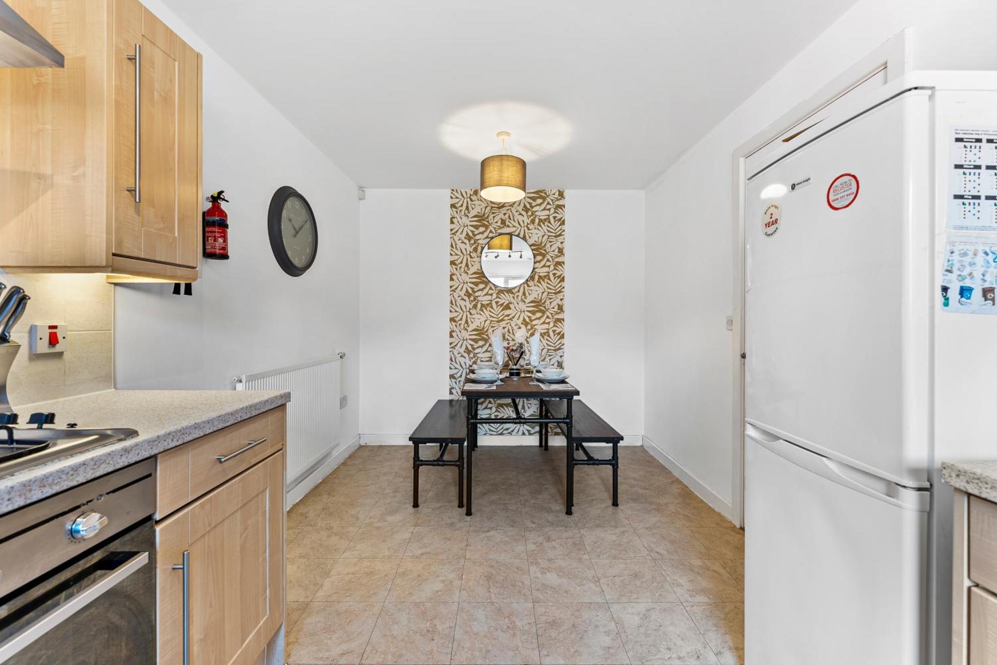 Sleek And Stylish 3 Bed In - Parking