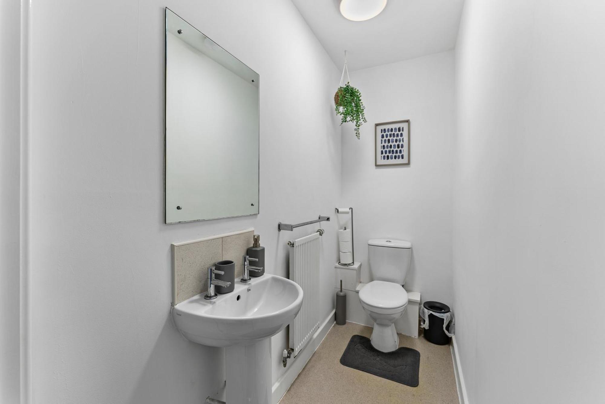 Sleek And Stylish 3 Bed In - Parking *