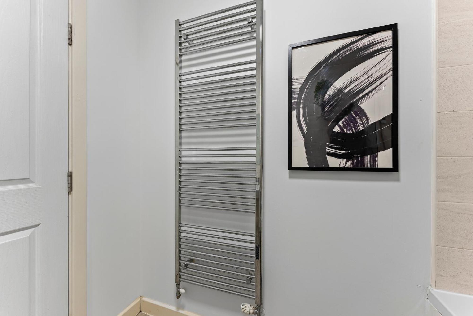 Sleek And Stylish 3 Bed In - Parking * Manchester