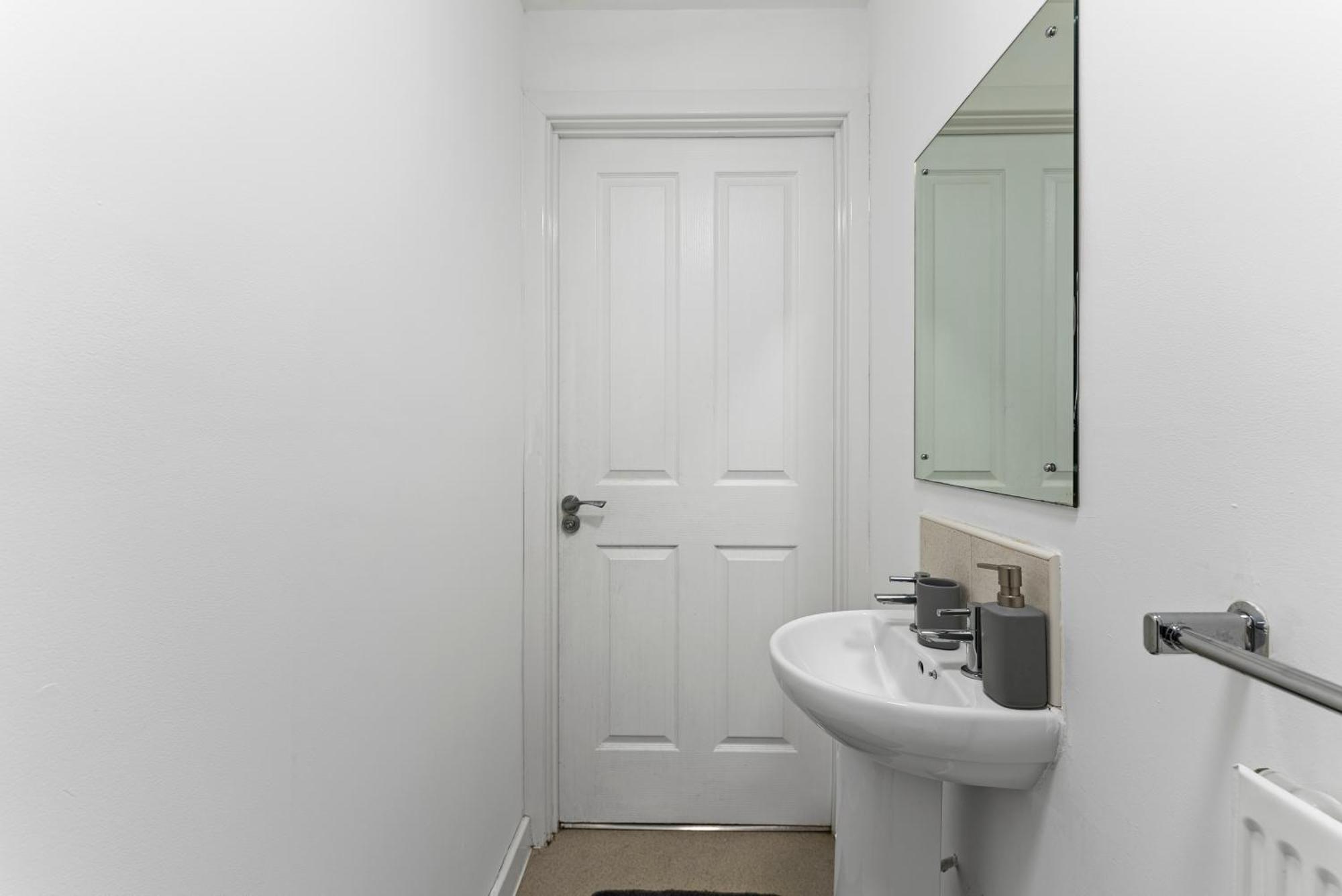Sleek And Stylish 3 Bed In - Parking Holiday home