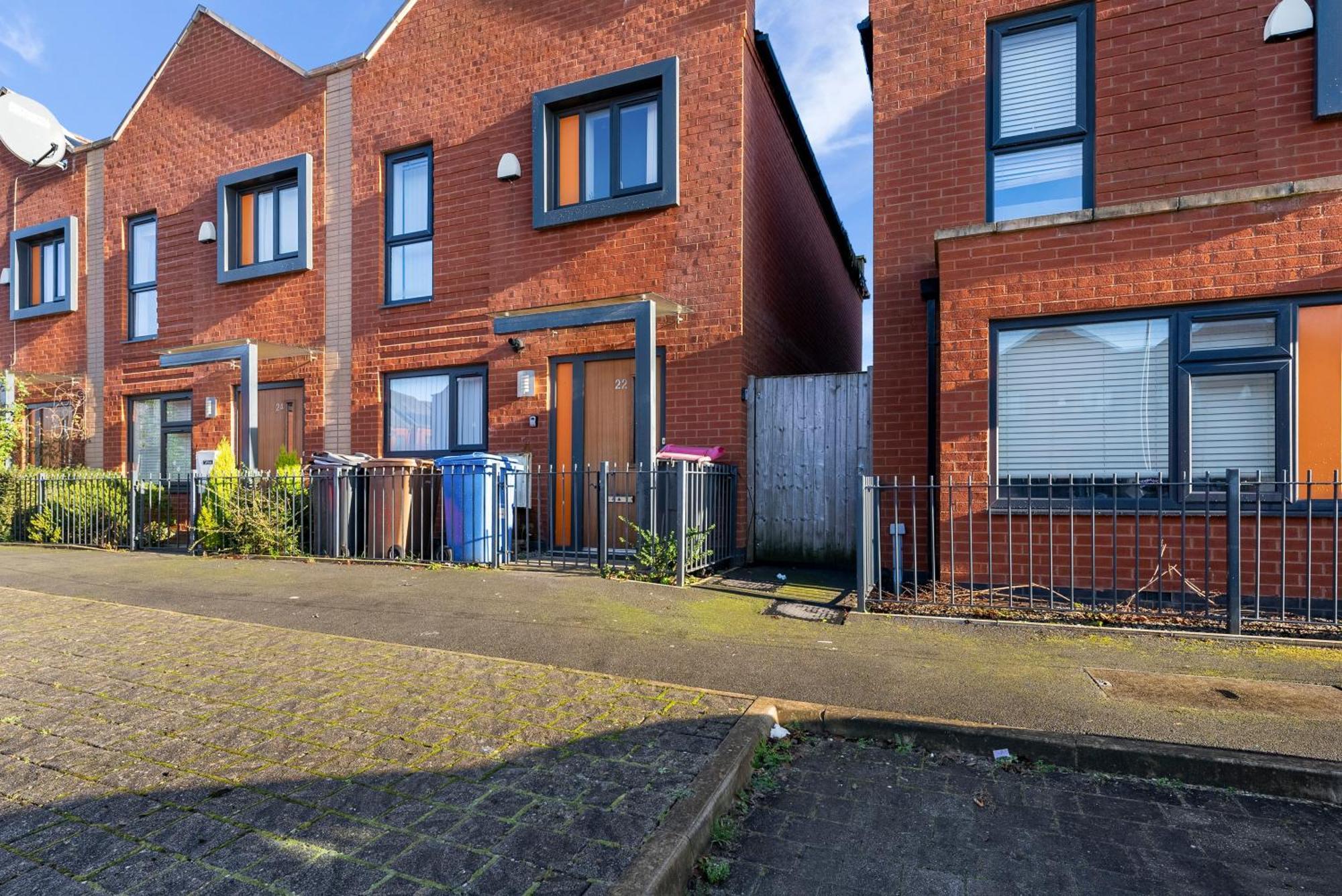 Sleek And Stylish 3 Bed In - Parking