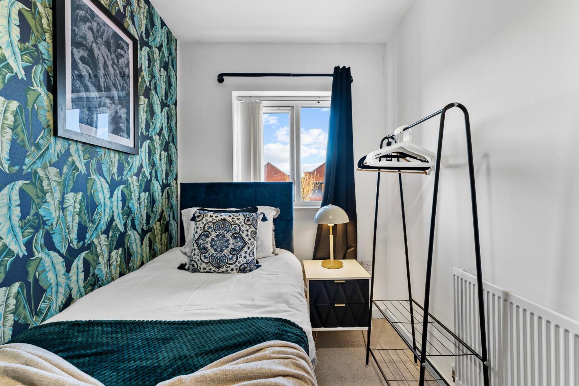 Holiday home Sleek And Stylish 3 Bed In - Parking