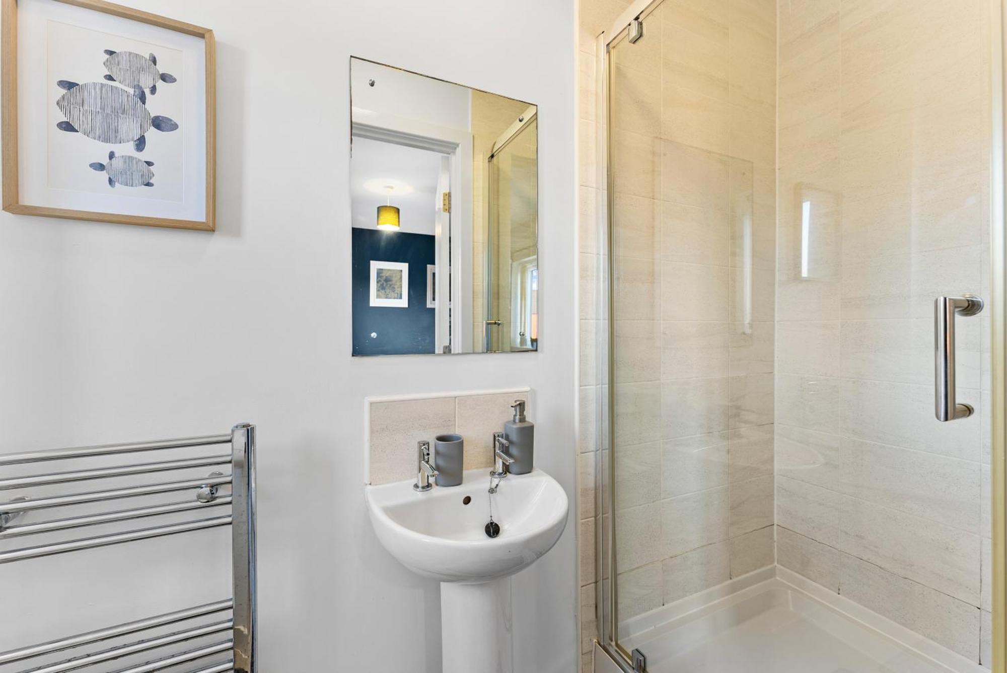 Sleek And Stylish 3 Bed In - Parking *